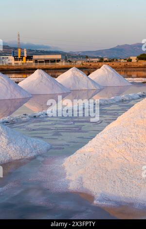 Vieux moulin à vent à Saline di Trapani e Paceco au coucher du soleil, Sicile. Banque D'Images