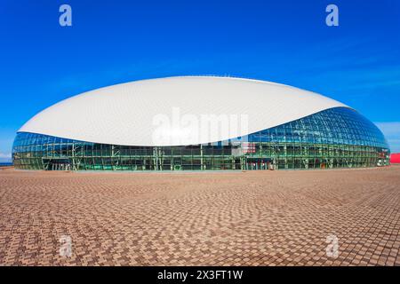 Sotchi, Russie - 04 octobre 2020 : le dôme de glace Bolchoï au parc olympique de Sotchi, qui a été construit pour les Jeux olympiques d'hiver de 2014. Banque D'Images