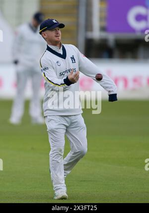 Birmingham, Royaume-Uni. 26 avril 2024. Alex Davis du Warwickshire lors du Vitality County Championship Division One match entre Warwickshire vs Nottinghamshire à Edgbaston 26- avril -2024 Birmingham, Angleterre crédit : PATRICK ANTHONISZ/Alamy Live News Banque D'Images