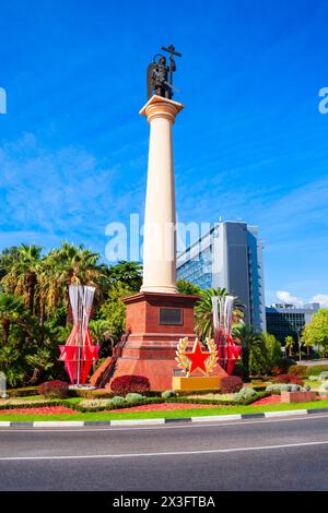 Sotchi, Russie - 04 octobre 2020 : Saint Michel le monument de la colonne de l'Archange au centre de la ville de la station de Sotchi en Russie Banque D'Images