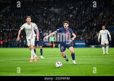 Paris, France. 21 avril 2024. Lucas Beraldo lors du match de Ligue 1 Paris Saint-Germain (PSG) VS Olympique Lyonnais (OL Lyon) le 21 avril 2024 au stade Parc des Princes à Paris. Photo Victor Joly/DPPI crédit : DPPI Media/Alamy Live News Banque D'Images