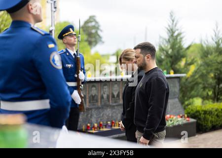 Slavutych, Ukraine. 26 avril 2024. Le président ukrainien Volodymyr Zelenskyy et la première dame Olena Zelenska observent une minute de silence pour marquer le 38e anniversaire de la catastrophe de la centrale nucléaire de Tchernobyl en 1986, le 26 avril 2024, à Slavutych, en Ukraine. L'invasion russe de l'Ukraine a menacé une catastrophe similaire avec la centrale nucléaire ukrainienne de Zaporizhzhia occupée par les forces russes. Crédit : Présidence ukrainienne/Bureau de presse présidentiel ukrainien/Alamy Live News Banque D'Images