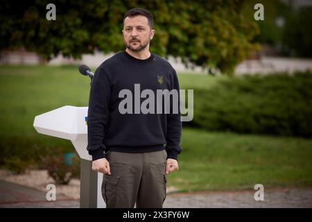 Slavutych, Ukraine. 26 avril 2024. Le président ukrainien Volodymyr Zelenskyy lors d’une cérémonie marquant le 38e anniversaire de la catastrophe de la centrale nucléaire de Tchernobyl en 1986, le 26 avril 2024, à Slavutych, en Ukraine. L'invasion russe de l'Ukraine a menacé une catastrophe similaire avec la centrale nucléaire ukrainienne de Zaporizhzhia occupée par les forces russes. Crédit : Présidence ukrainienne/Bureau de presse présidentiel ukrainien/Alamy Live News Banque D'Images