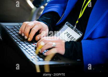 Berlin, Deutschland. 26 avril 2024. Photo symbolique sur le sujet du journalisme : une journaliste tape sur le clavier de son ordinateur portable et porte une accréditation avec l’inscription ‚Äô Press ‚Äô. Berlin, le 26 avril 2024. Crédit : dpa/Alamy Live News Banque D'Images