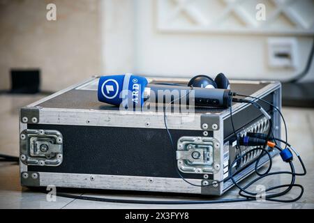 Berlin, Deutschland. 26 avril 2024. Un microphone du réseau de diffusion ARD repose sur un boîtier divisé. Berlin, le 26 avril 2024. Crédit : dpa/Alamy Live News Banque D'Images