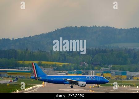 DATE RECORD NON INDIQUÉE EI-EID ITA Airways Airbus A320-216 traverse la piste 28 à l'aéroport de Kloten, Zurich Copyright : xSergioxBrunettix Banque D'Images