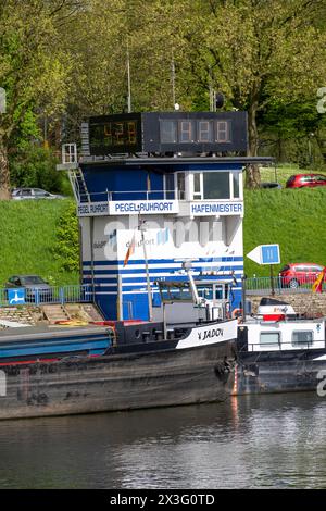 Maison de jauge sur le Vinckekanal, port de Ruhrort, maître de port, Duisburg, NRW, Allemagne, Banque D'Images