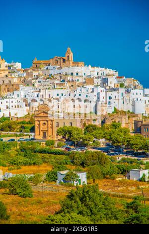 Vue panoramique sur Ostuni (ville Blanche). Pouilles, Italie. Banque D'Images