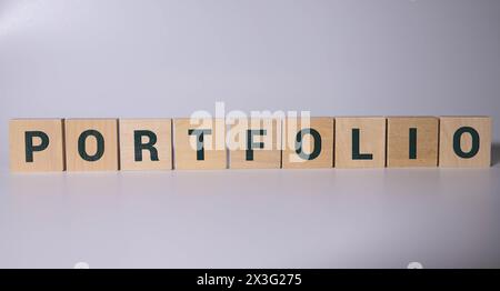 mot de portfolio en type de bois typographique vintage sur un fond de bois de grunge peint. Banque D'Images