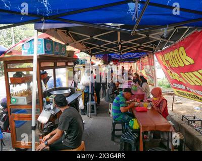 Street Food Carts ou Gerobak à Bandung, Java occidental, Indonésie. Banque D'Images