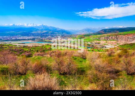 Ville de Charvak et de Xojikent et rivière Chirchiq dans la chaîne de montagnes Tian Shan ou Tengri Tagh près de la ville de Taskent en Ouzbékistan en Asie centrale Banque D'Images