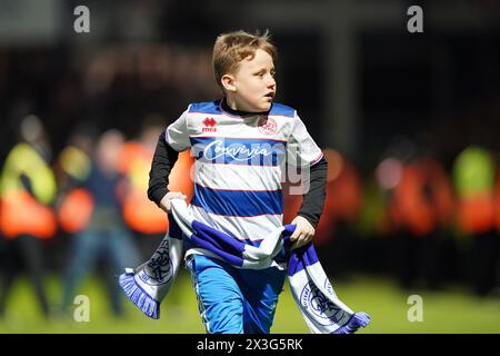 Londres, Royaume-Uni. 26 avril 2024. Un pitch envahisseur après le match du Queens Park Rangers FC v Leeds United Sky Bet EFL Championship au MATRADE Loftus Road Stadium, Londres, Angleterre, Royaume-Uni le 26 avril 2024 Credit : Every second Media/Alamy Live News Banque D'Images