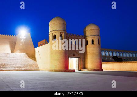 Porte ouest du Kala Itchan, ancienne ville fortifiée de la ville de Khiva en Ouzbékistan la nuit Banque D'Images