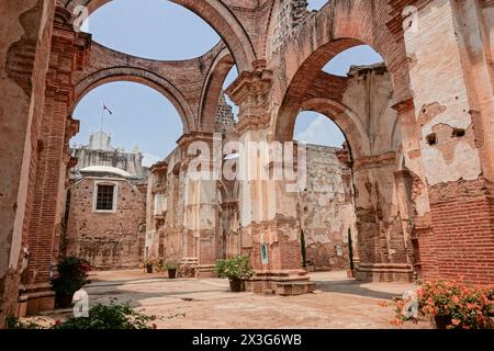 Les ruines de l'ancienne cathédrale d'Antigua Guatemala, aujourd'hui musée sur le Parque Central à Antigua, Guatemala. La cathédrale autrefois magnifique a été détruite par des tremblements de terre en 1717, 1773, 1874, 1918 et 1976. Banque D'Images