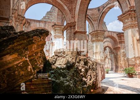 Colonnes de pierre massives, maintenant des gravats empilés dans les ruines de l'ancienne 15ème cathédrale d'Antigua Guatemala, aujourd'hui un musée sur le Parque Central à Antigua, Guatemala. La cathédrale autrefois magnifique a été détruite par des tremblements de terre en 1717, 1773, 1874, 1918 et 1976. Banque D'Images