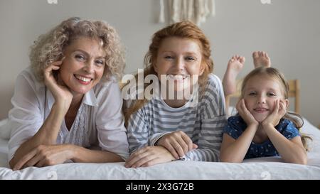Portrait d'une famille multigénérationnelle heureuse passez du temps ensemble à la maison Banque D'Images