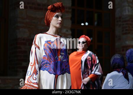 Istanbul, Istanbul, Turquie. 25 avril 2024. Les modèles portant la marque turque Imanoor.la semaine de la mode modeste d'Istanbul 2024 a débuté le 25 avril 2024 à Fisekhane Gallery. Organisée par Think Fashion, la première journée a vu 12 marques turques et internationales sur les fugueurs. (Crédit image : © Valeria Ferraro/ZUMA Press Wire) USAGE ÉDITORIAL SEULEMENT! Non destiné à UN USAGE commercial ! Banque D'Images