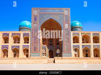 Madrasah Mir Arab fait partie du complexe religieux islamique POI Kalon à Boukhara, en Ouzbékistan Banque D'Images