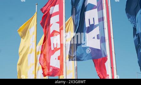 PRAGUE, TCHÉQUIE -AVRIL, 2024 : drapeaux IKEA colorés agitant le vent contre le ciel. Banque D'Images