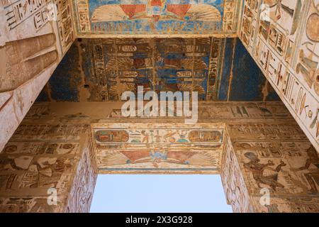 Représentation au plafond du soleil ailé au temple mortuaire de Ramsès III à Medinet Habu sur la Cisjordanie de Louxor, Égypte Banque D'Images