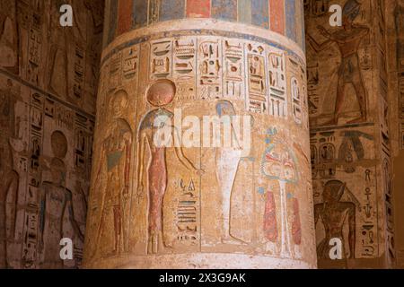 Les dieux égyptiens Khonsu et Sekhmet sur un relief à la Grande salle hypostyle du temple mortuaire de Ramsès III à Medinet Habu à Louxor, en Égypte Banque D'Images