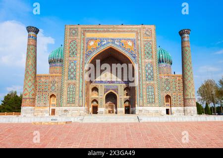 Le Registan Sher Dor Madrasa fait partie de la ville antique du Registan, Samarkand en Ouzbékistan Banque D'Images