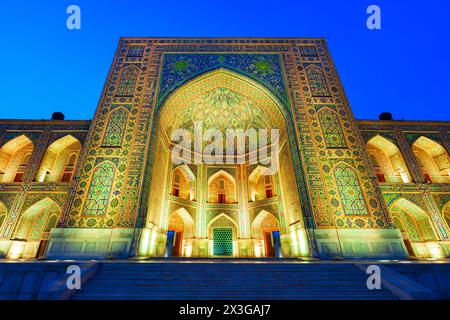 Registan Tilya Kori Madrassah fait partie de la ville antique du Registan, Samarkand ville en Ouzbékistan Banque D'Images