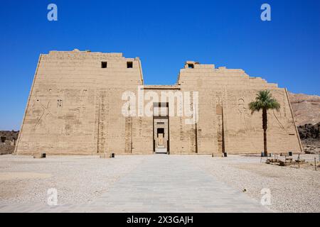 Le premier pylône du temple mortuaire de Ramsès III à Medinet Habu sur la Cisjordanie de Louxor, en Égypte Banque D'Images