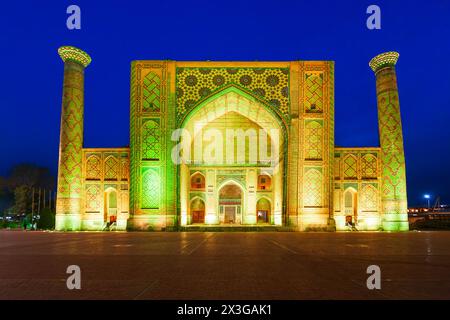 Registan Ulugh Beg Madrasa fait partie de la ville antique du Registan, Samarkand ville en Ouzbékistan Banque D'Images