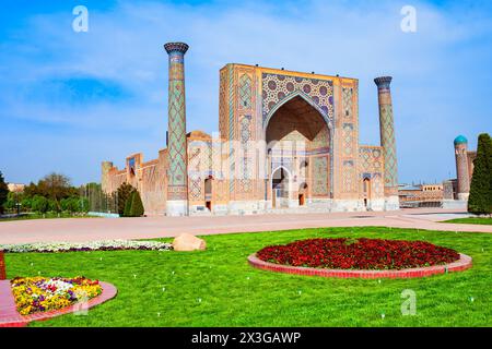 Registan Ulugh Beg Madrasa fait partie de la ville antique du Registan, Samarkand ville en Ouzbékistan Banque D'Images