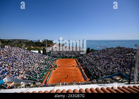 Paris, France. 12 avril 2024. Ambiance ambiance vue ou ambiance illustration du centre court Rainier III lors du Rolex Monte-Carlo ATP Masters 1000 le 12 avril 2024 au Monte Carlo Country Club de Roquebrune Cap Martin, France près de Monaco. Crédit : Victor Joly/Alamy Live News Banque D'Images