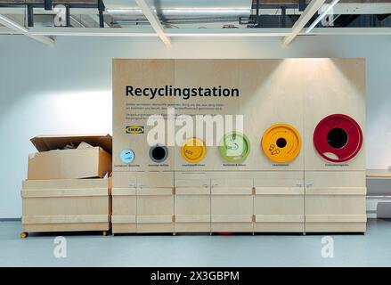 Berlin, Allemagne - 21 février 2024 : station de recyclage IKEA (point de collecte des déchets triés pour recyclage) dans le magasin Ikea Berlin-Tempelhof Banque D'Images