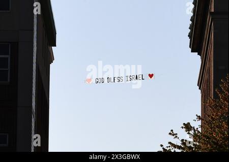 New York, États-Unis. 26 avril 2024. Une banderole lisant « God Bless Israel » est tirée derrière un avion à moteur unique entre le bâtiment du campus de l'Université Columbia, New York, NY, le 26 avril 2024. Les négociations entre l'Université et les étudiants pro-palestiniens sont en cours sans date précise pour leur dispersion. (Photo par Anthony Behar/Sipa USA) crédit : Sipa USA/Alamy Live News Banque D'Images