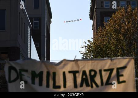 New York, États-Unis. 26 avril 2024. Une banderole lisant « God Bless Israel » est tirée derrière un avion à moteur unique entre le bâtiment du campus de l'Université Columbia, New York, NY, le 26 avril 2024. Les négociations entre l'Université et les étudiants pro-palestiniens sont en cours sans date précise pour leur dispersion. (Photo par Anthony Behar/Sipa USA) crédit : Sipa USA/Alamy Live News Banque D'Images