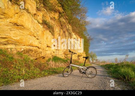 Vélo pliant sur Steamboat trace, piste cyclable convertie à partir d'un chemin de fer abandonné, près du Pérou, Nebraska, paysage matinal printanier Banque D'Images