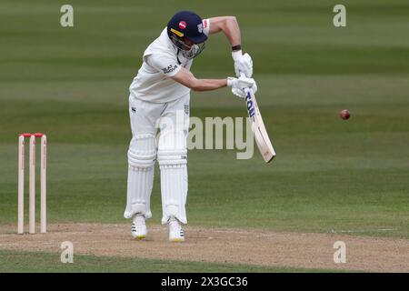 Le batteur Ollie Robinson de Durham lors du LV= County Championship match entre Durham County Cricket Club et Essex au Seat unique Riverside, Chester le Street le vendredi 26 avril 2024. (Photo : Mark Fletcher | mi News) crédit : MI News & Sport /Alamy Live News Banque D'Images