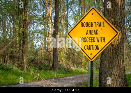 Sentier accidenté devant, procéder avec prudence - panneau d'avertissement sur Steamboat Trace Trail converti de l'ancien chemin de fer près du Pérou, Nebraska Banque D'Images