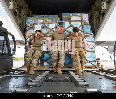 Homestead, États-Unis. 26 avril 2024. Les capitaines de chargement de l'US Air Force sécurisent des palettes d'aide humanitaire et de fournitures médicales pour Haïti dans la soute d'un avion C-130J Super Hercules de l'Air Force à la base de réserve aérienne de Homestead, le 26 avril 2024, à Homestead, en Floride. Les fournitures d'urgence fournies par les ONG ont été livrées à Port-au-Prince. Crédit : TSGT. Lionel Castellano/US Airforce photo/Alamy Live News Banque D'Images