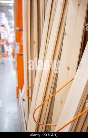 racks de stockage de bois verticaux dans un grand entrepôt de boîtes lumberyard Banque D'Images
