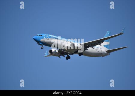 Boeing 737 de la compagnie aérienne Aerolineas Argentinas approche de l'aéroport de Buenos Aires Banque D'Images