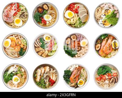 Set avec des bols de délicieux ramen avec différents ingrédients isolé sur blanc, vue de dessus. Soupe de nouilles Banque D'Images