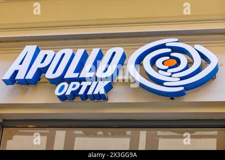 QUEDLINBURG, ALLEMAGNE - 6 septembre 2023 : logo APOLLO OPTIK sur une façade à Quedlinburg. APOLLO - Optik est une société allemande d'optique spécialisée dans le retai Banque D'Images