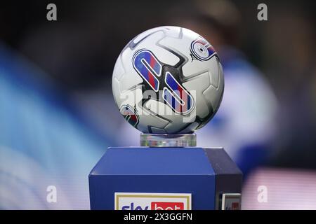 Londres, Royaume-Uni. 26 avril 2024. Le ballon avant le match du Queens Park Rangers FC v Leeds United Sky Bet EFL Championship au MATRADE Loftus Road Stadium, Londres, Angleterre, Royaume-Uni le 26 avril 2024 crédit : Every second Media/Alamy Live News Banque D'Images