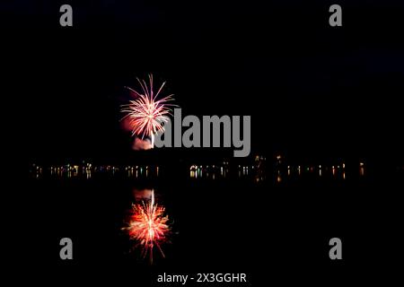 Feux d'artifice reflétés dans le lac. Prise dans le comté de Washburn, Wisconsin Banque D'Images