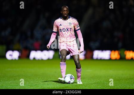 Londres, Royaume-Uni. 26 avril 2024. Glen Kamara de Leeds United lors du Queens Park Rangers FC v Leeds United FC Sky Bet EFL Championship match au MATRADE Loftus Road Stadium, Londres, Angleterre, Royaume-Uni le 26 avril 2024 Credit : Every second Media/Alamy Live News Banque D'Images