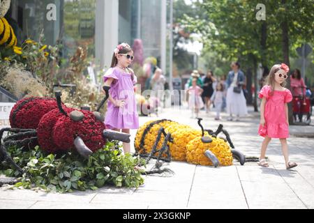 Mexico, Mexique. 26 avril 2024. Les enfants posent pour des photos avec des installations ornées de fleurs lors du Festival des fleurs et des jardins à Mexico, Mexique, le 26 avril 2024. Crédit : Francisco Canedo/Xinhua/Alamy Live News Banque D'Images