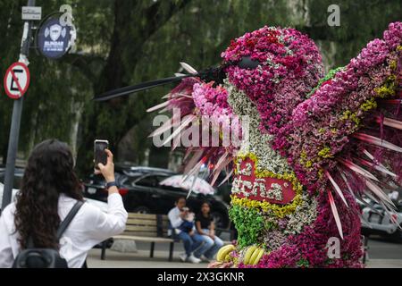 Mexico, Mexique. 26 avril 2024. Un touriste prend des photos d'une installation décorée de fleurs lors du Festival des fleurs et des jardins à Mexico, Mexique, le 26 avril 2024. Crédit : Francisco Canedo/Xinhua/Alamy Live News Banque D'Images