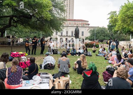 Austin, Texas, États-Unis. 26 avril 2024. 26 avril 2024 Austin, Texas. Les étudiants de l'Université du Texas continuent de manifester pacifiquement. Ils ont eu une apparition avec le groupe nominé aux Grammy, Ozomatli. Ils ont interprété quelques chansons pour eux afin de montrer leur soutien et aider à construire le moral. (Crédit image : © Sandra Dahdah/ZUMA Press Wire) USAGE ÉDITORIAL SEULEMENT! Non destiné à UN USAGE commercial ! Banque D'Images