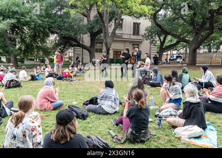 Austin, Texas, États-Unis. 26 avril 2024. 26 avril 2024 Austin, Texas. Les étudiants de l'Université du Texas continuent de manifester pacifiquement. Ils ont eu une apparition avec le groupe nominé aux Grammy, Ozomatli. Ils ont interprété quelques chansons pour eux afin de montrer leur soutien et aider à construire le moral. (Crédit image : © Sandra Dahdah/ZUMA Press Wire) USAGE ÉDITORIAL SEULEMENT! Non destiné à UN USAGE commercial ! Banque D'Images