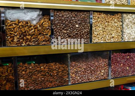 Une vitrine remplie de diverses noix au Maroc Banque D'Images